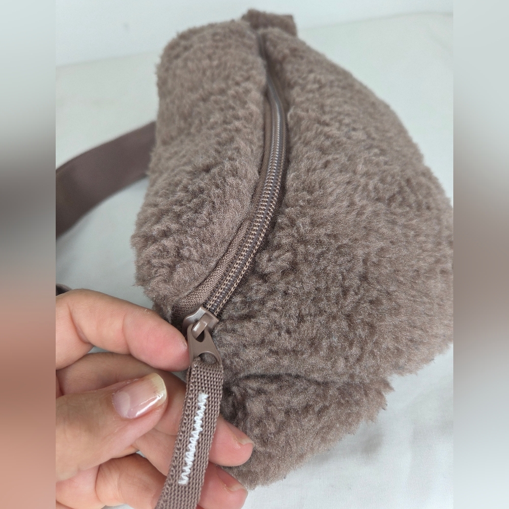 Reebok OS Brown Fleece Belt Bag / Fanny Pack - Picture 7 of 13